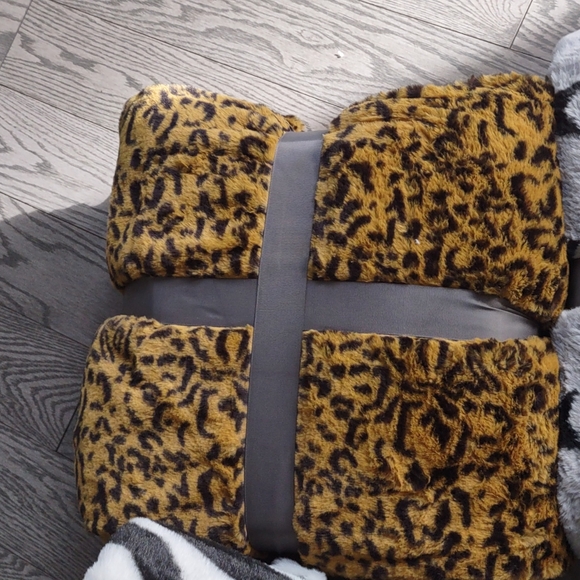 Beautiful throws blankets 🌟♥️🍀 - Picture 3 of 4